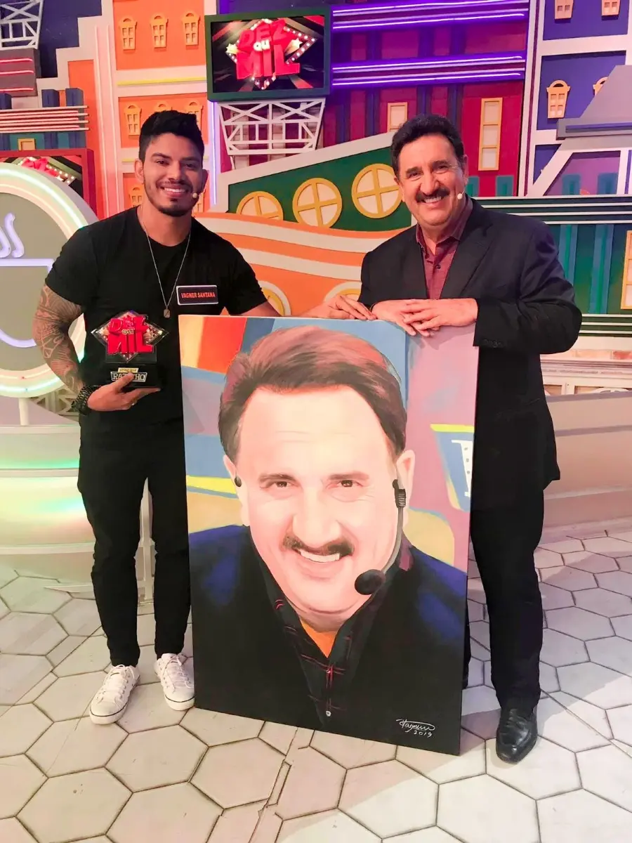 Vagner Salasar ao lado de uma obra apresentada no Programa do Ratinho